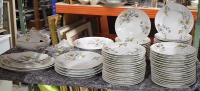 de nombreuses assiettes et bols posés sur une table dans un magasin