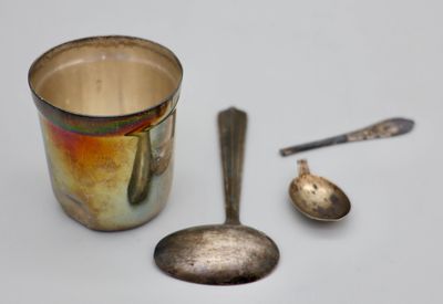deux cuillères et une tasse sur la table