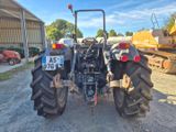un tracteur garé sur le bord de la route