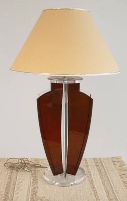 une lampe posée sur une table et munie d'un abat-jour