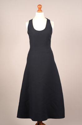 le dos d'une robe noire sur un mannequin, un mannequin, un mannequin, un mannequin, un mannequin