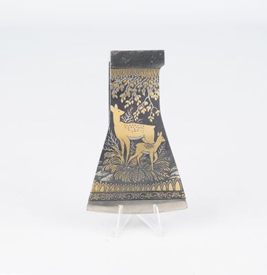 un vase noir et doré orné d'un cerf et de fleurs