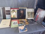beaucoup de livres posés sur une table recouverte d'une nappe bleue