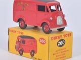 un petit camion rouge posé sur une boîte