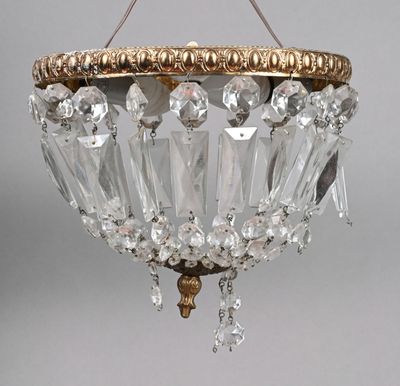 un lustre suspendu au plafond, orné de perles de cristal