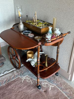 une petite table sur laquelle se trouve un plateau avec de la nourriture