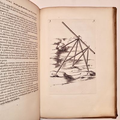 un livre ouvert sur lequel figure le dessin d'un bateau dans l'eau