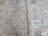 un gros plan sur une nappe ornée de dentelle