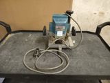 une machine posée sur une table