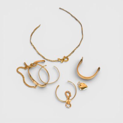 un assortiment de bijoux en or comprenant un collier, un bracelet et une bague