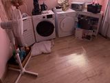 un lave-linge et un sèche-linge dans le coin d'une pièce