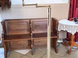 une lampe posée sur une table dans une pièce