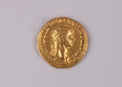 une pièce d'or portant l'image d'un homme et d'une femme