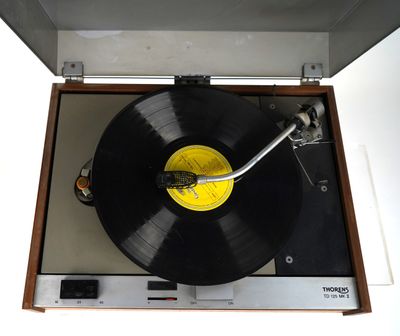 a record player that is sitting inside of a box