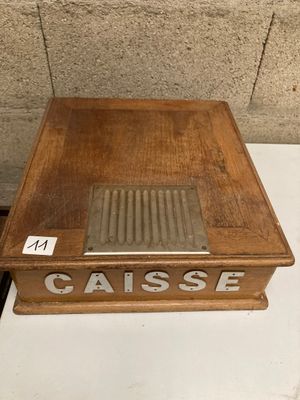 une vieille boîte en bois posée sur une table blanche