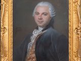 portrait d'un homme vêtu d'un manteau noir et aux cheveux blancs