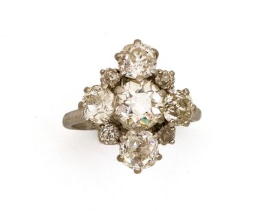 une image d'une bague sertie de plusieurs diamants sur fond blanc