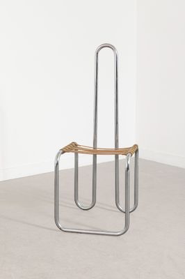 une image représentant une chaise en métal et en bois
