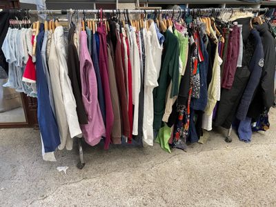 Un important lot de vêtements environ 600 à 700 pièces : occ…