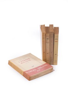 plusieurs livres sont empilés sur une surface blanche