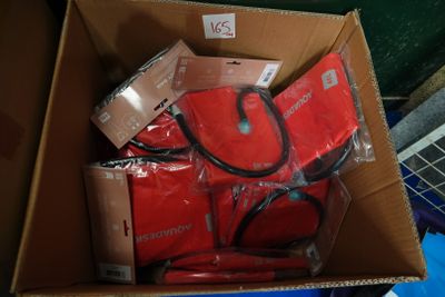 une boîte en carton remplie d'équipements électroniques