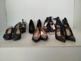 Plusieurs paires de chaussures pour femmes sont alignées sur une étagère