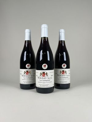 trois bouteilles de vin rouge sont alignées sur une table
