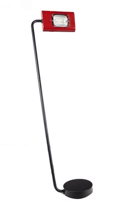 une lampe de bureau rouge avec un pied noir sur fond blanc