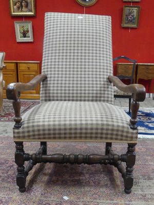 Un FAUTEUIL à haut dossier en bois mouluré et sculpté, les a…