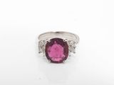 une bague en tourmaline rose et diamant