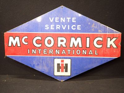 un panneau bleu et rouge sur lequel on peut lire « McCormick International »