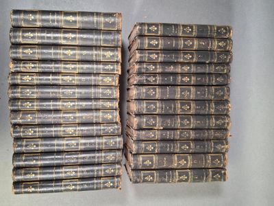 plusieurs vieux livres empilés sur une table