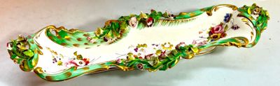 Vide-poche en porcelaine à décor floral sur le col dans un s…