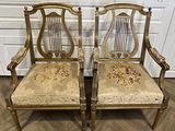 paire de chaises anciennes peintes en doré, avec des coussins rembourrés à motifs floraux