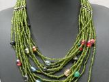 un gros plan sur un collier de mannequin orné de perles multicolores
