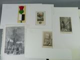 une série de photos accrochées au mur d'une pièce