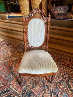 a chair that is sitting on a rug on the floor