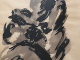 une peinture en noir et blanc représentant une femme assise sur une chaise