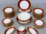 de nombreuses assiettes et tasses disposées en cercle sur la table