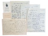 Plusieurs vieilles lettres et documents sont empilés les uns sur les autres