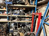 un tas d'objets divers posés sur une étagère dans un garage