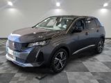 Le nouveau SUV Peugeot est garé dans un showroom dont le sol est en damier.