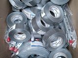 plusieurs rouleaux de ruban adhésif dans une boîte en carton