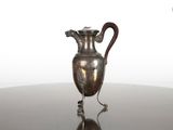 un vase en argent posé sur une table