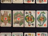 de nombreuses cartes à jouer posées sur une table noire