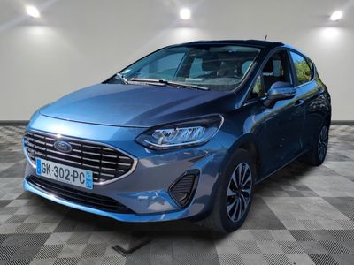 une Ford Fiesta bleue garée sur un sol en carrelage à damier