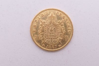 gros plan d'une pièce d'or sur une surface blanche
