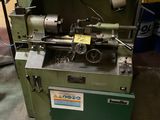 une machine posée sur le sol d'une pièce