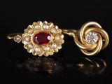 une paire de boucles d'oreilles en or et rubis, ornées de perles