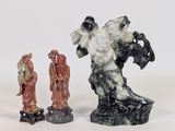 trois figurines représentant un homme et une femme debout l'un à côté de l'autre